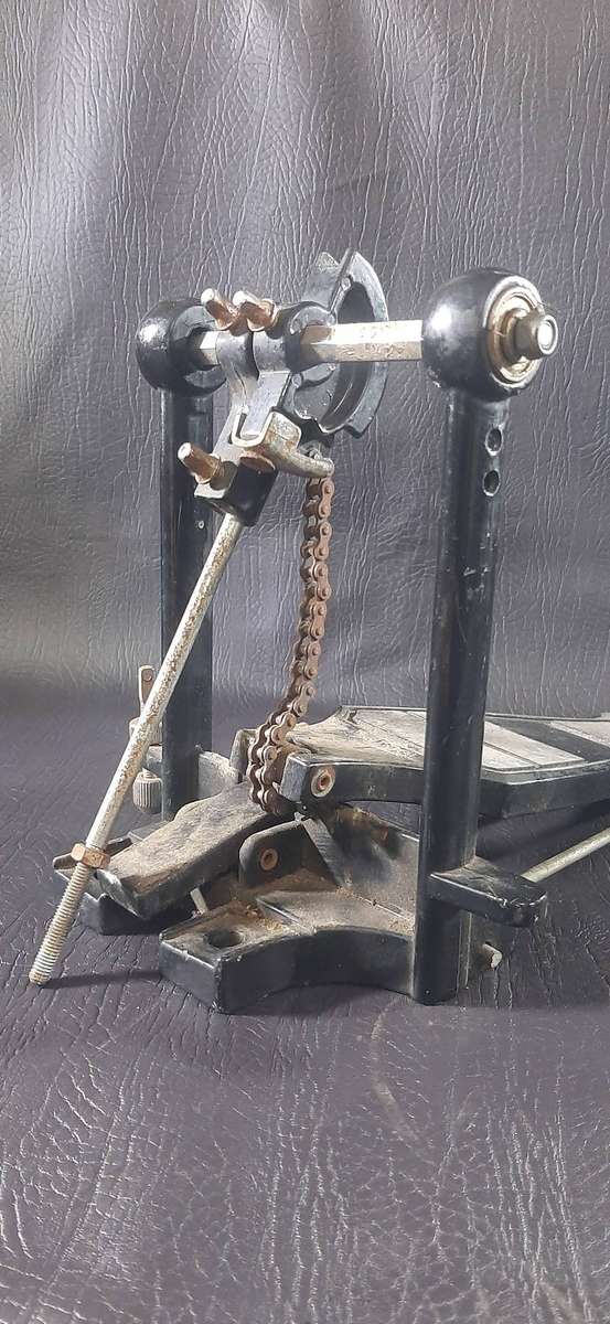 VINTAGE BASS DRUM PEDAL  CHAIN DRIVE CLASSIC WITH RAW POTENTIAL