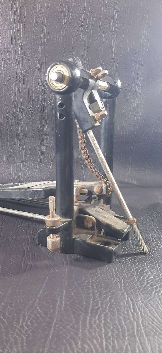 VINTAGE BASS DRUM PEDAL  CHAIN DRIVE CLASSIC WITH RAW POTENTIAL
