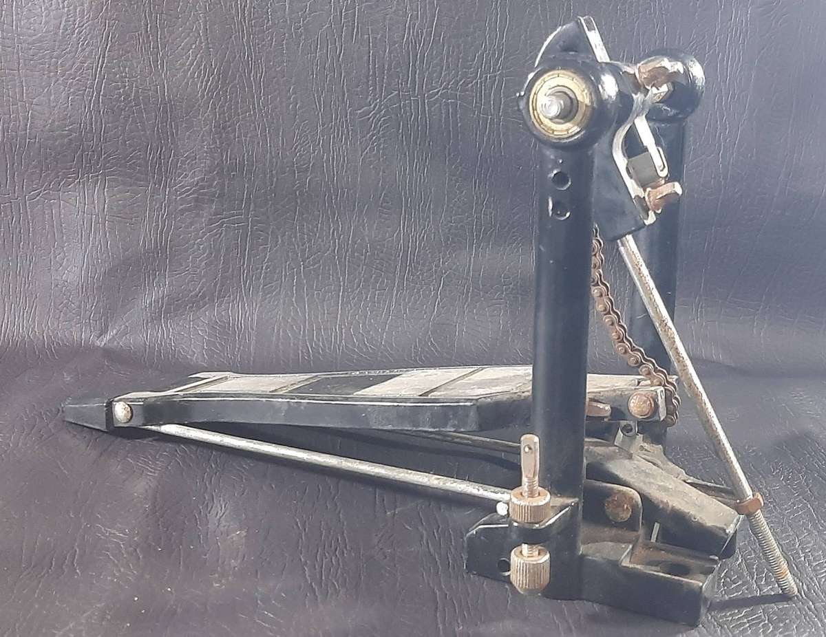VINTAGE BASS DRUM PEDAL  CHAIN DRIVE CLASSIC WITH RAW POTENTIAL
