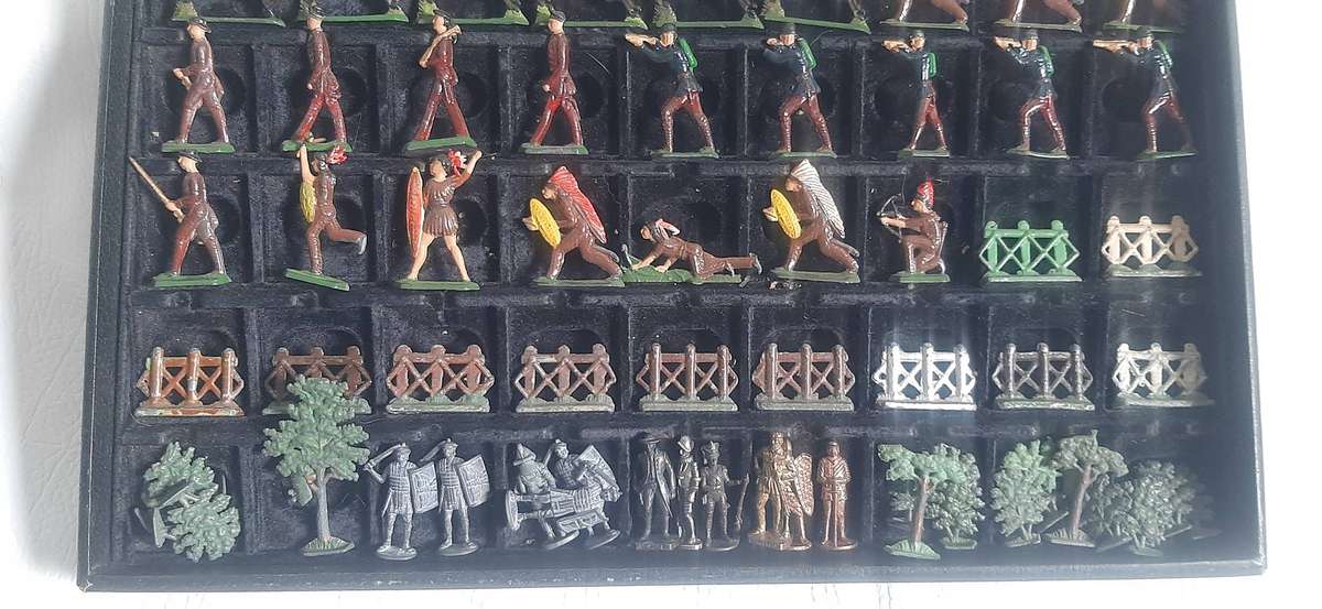 Vintage Lead Soldier Collection Historical Miniatures in 42cm x 26cm Display Box