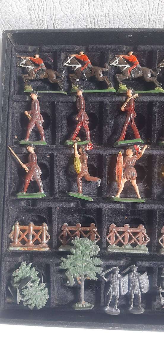 Vintage Lead Soldier Collection Historical Miniatures in 42cm x 26cm Display Box