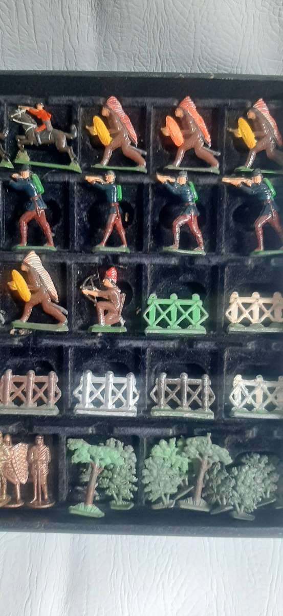 Vintage Lead Soldier Collection Historical Miniatures in 42cm x 26cm Display Box