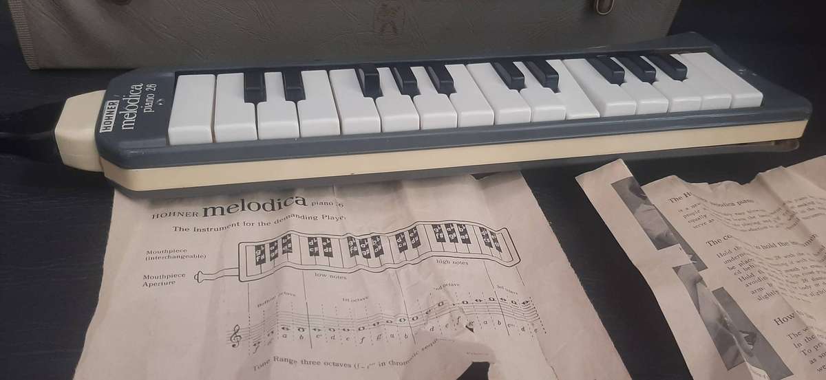 HOHNER MELODICA PIANO 26  VINTAGE PORTABLE KEYBOARD WITH CASE AND ORIGINAL INSTRUCTION SHEETS