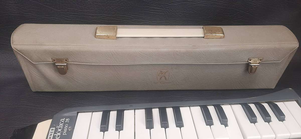 HOHNER MELODICA PIANO 26  VINTAGE PORTABLE KEYBOARD WITH CASE AND ORIGINAL INSTRUCTION SHEETS