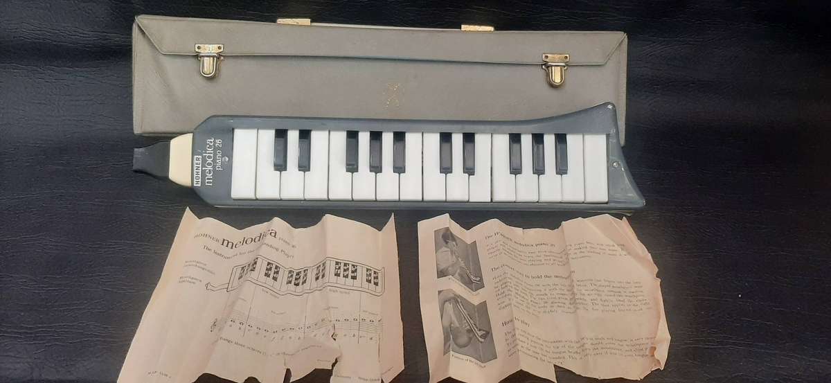 HOHNER MELODICA PIANO 26  VINTAGE PORTABLE KEYBOARD WITH CASE AND ORIGINAL INSTRUCTION SHEETS
