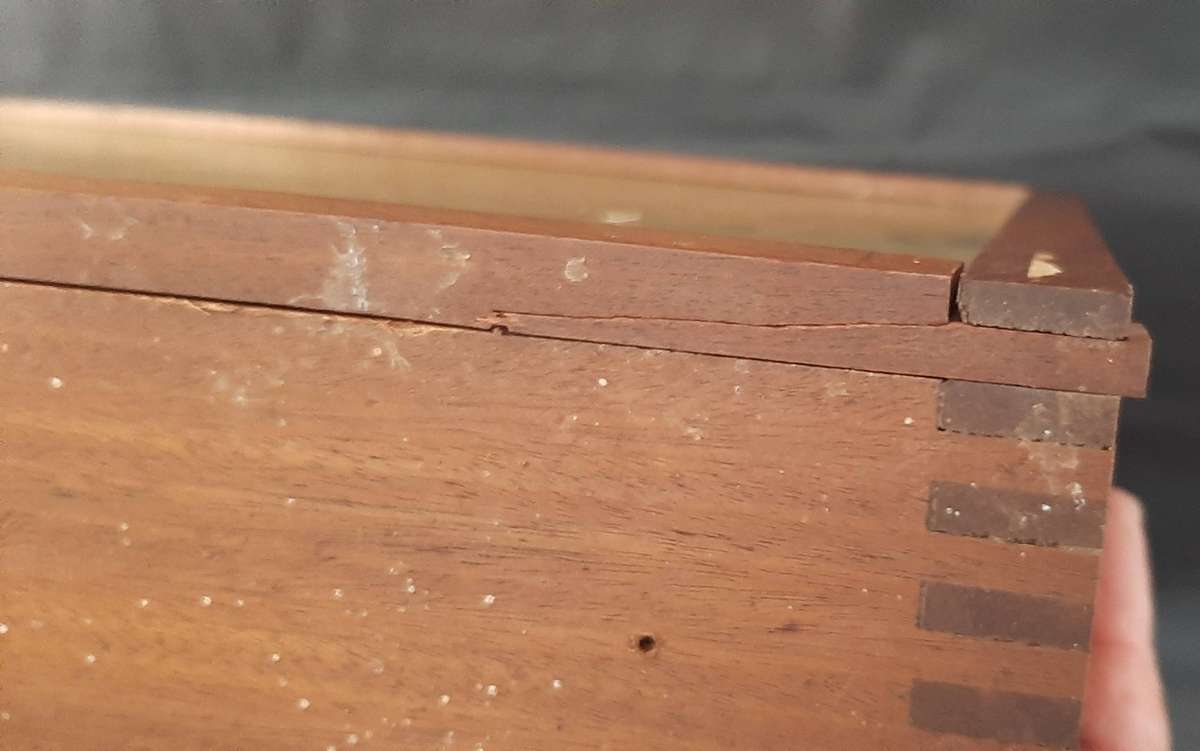 LEXINGTON CIGARETTE DISPLAY CASE  WOOD & PERSPEX, 63CM X 10CM X 45CM