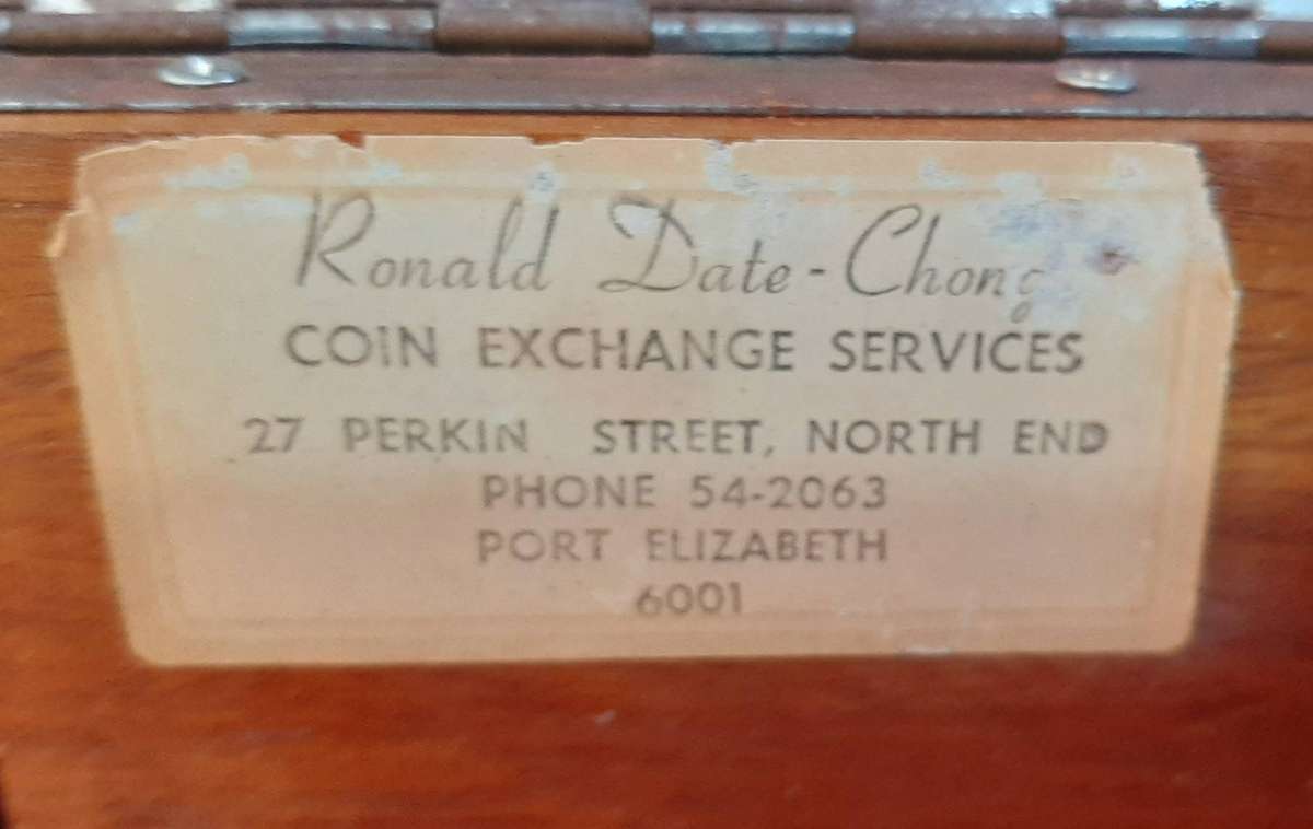 LEXINGTON CIGARETTE DISPLAY CASE  WOOD & PERSPEX, 63CM X 10CM X 45CM