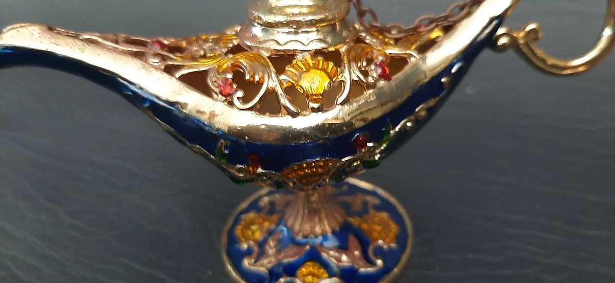 ORNATE BRASS ALLADIN'S LAMP  BLUE GILT & SEMI-PRECIOUS STONE INLAY