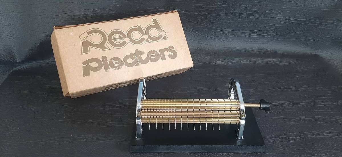 VINTAGE READ PLEATER  TEXTILE MASTERPIECE FOR SMOCKING & FABRIC ARTISTRY