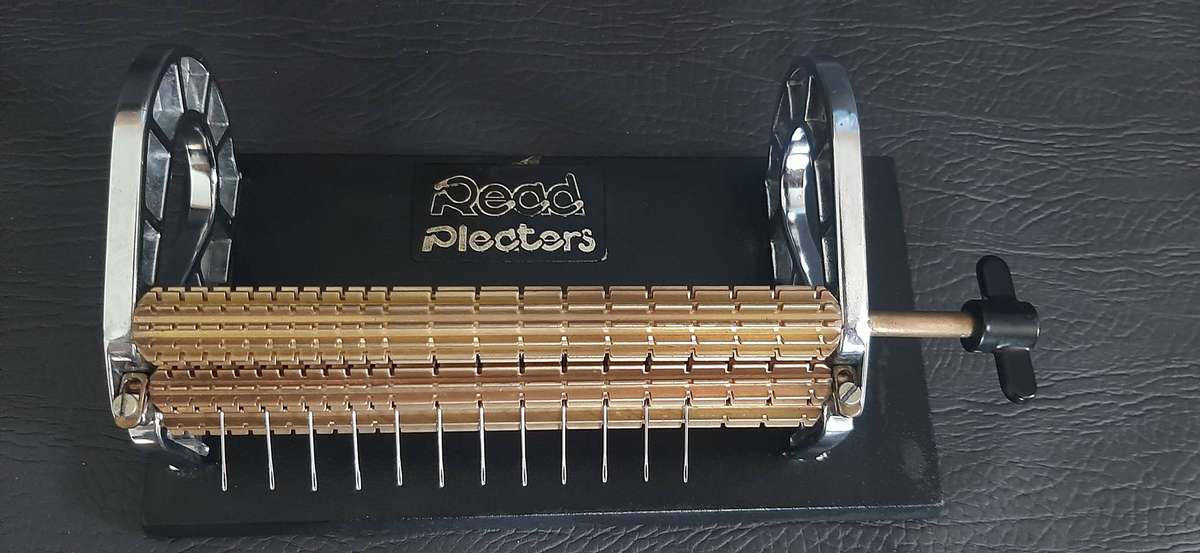 VINTAGE READ PLEATER  TEXTILE MASTERPIECE FOR SMOCKING & FABRIC ARTISTRY