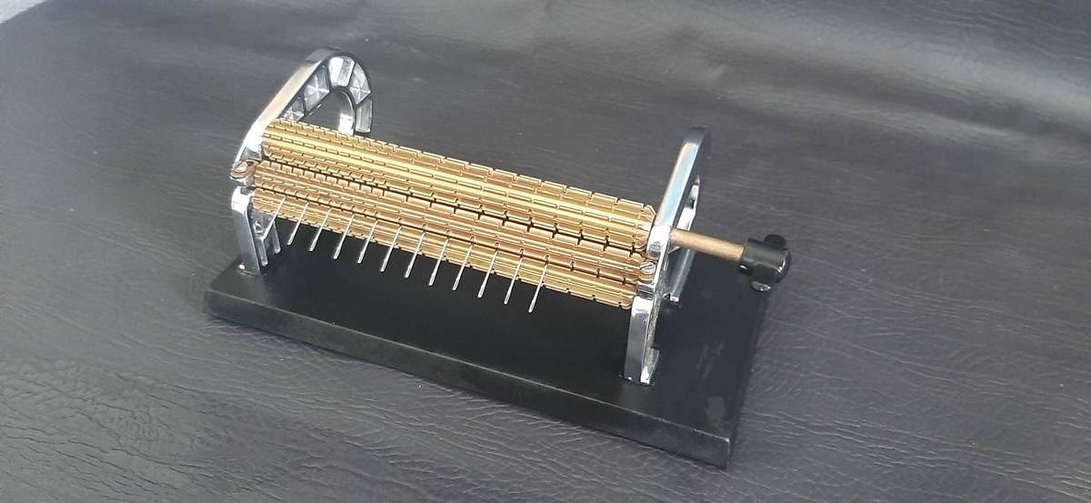 VINTAGE READ PLEATER  TEXTILE MASTERPIECE FOR SMOCKING & FABRIC ARTISTRY