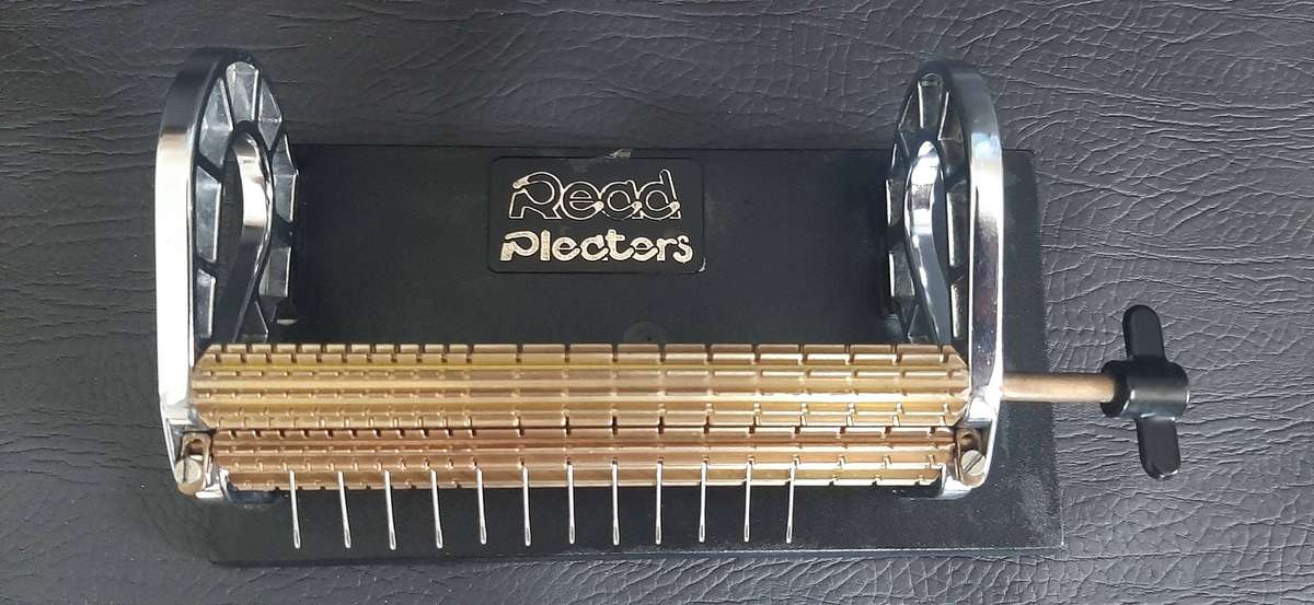 VINTAGE READ PLEATER  TEXTILE MASTERPIECE FOR SMOCKING & FABRIC ARTISTRY