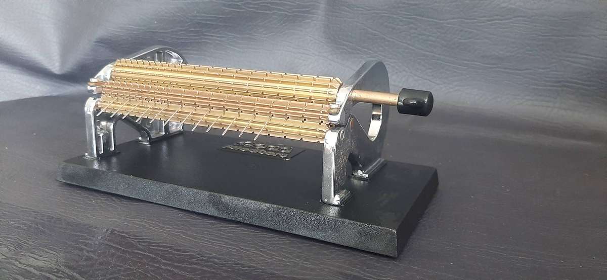 VINTAGE READ PLEATER  TEXTILE MASTERPIECE FOR SMOCKING & FABRIC ARTISTRY