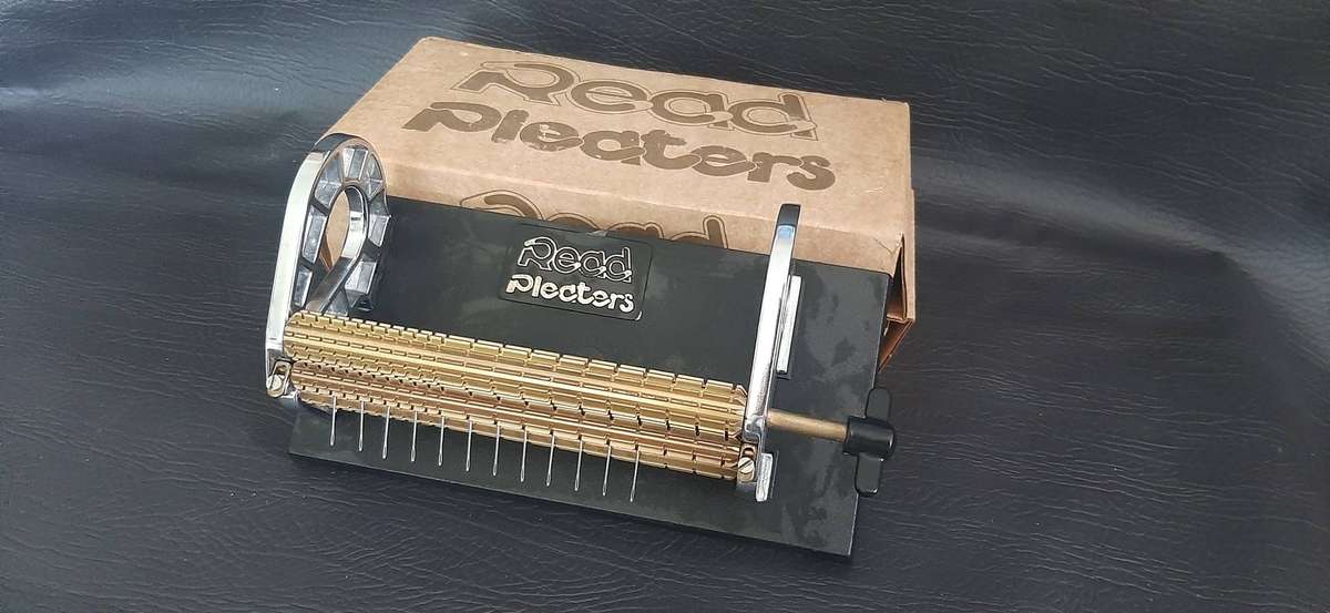 VINTAGE READ PLEATER  TEXTILE MASTERPIECE FOR SMOCKING & FABRIC ARTISTRY