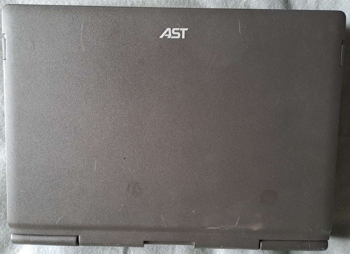 Vintage Laptop: AST Ascentia 900N 4/75 Intel 486.