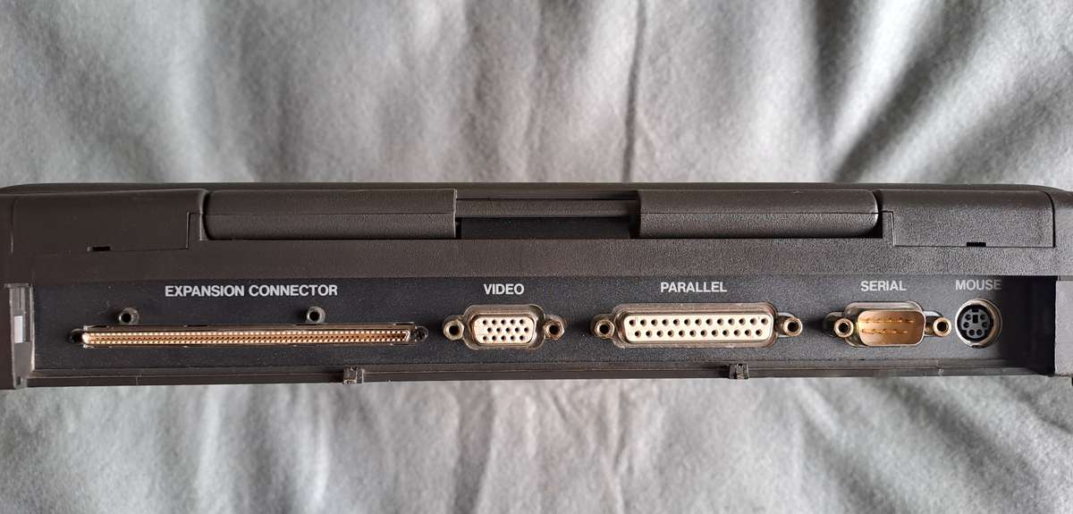 Vintage Laptop: AST Ascentia 900N 4/75 Intel 486.