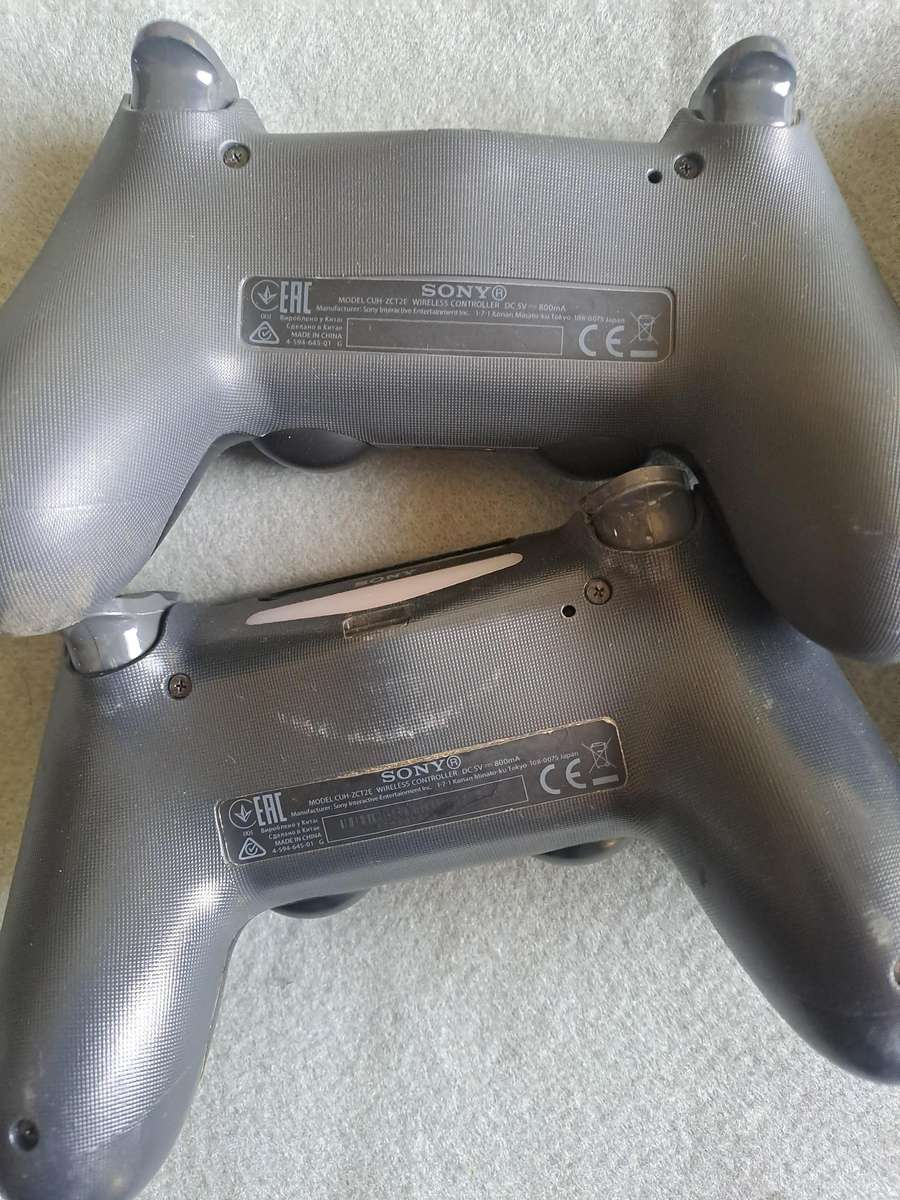 4x Sony Playstation 4 controllers.