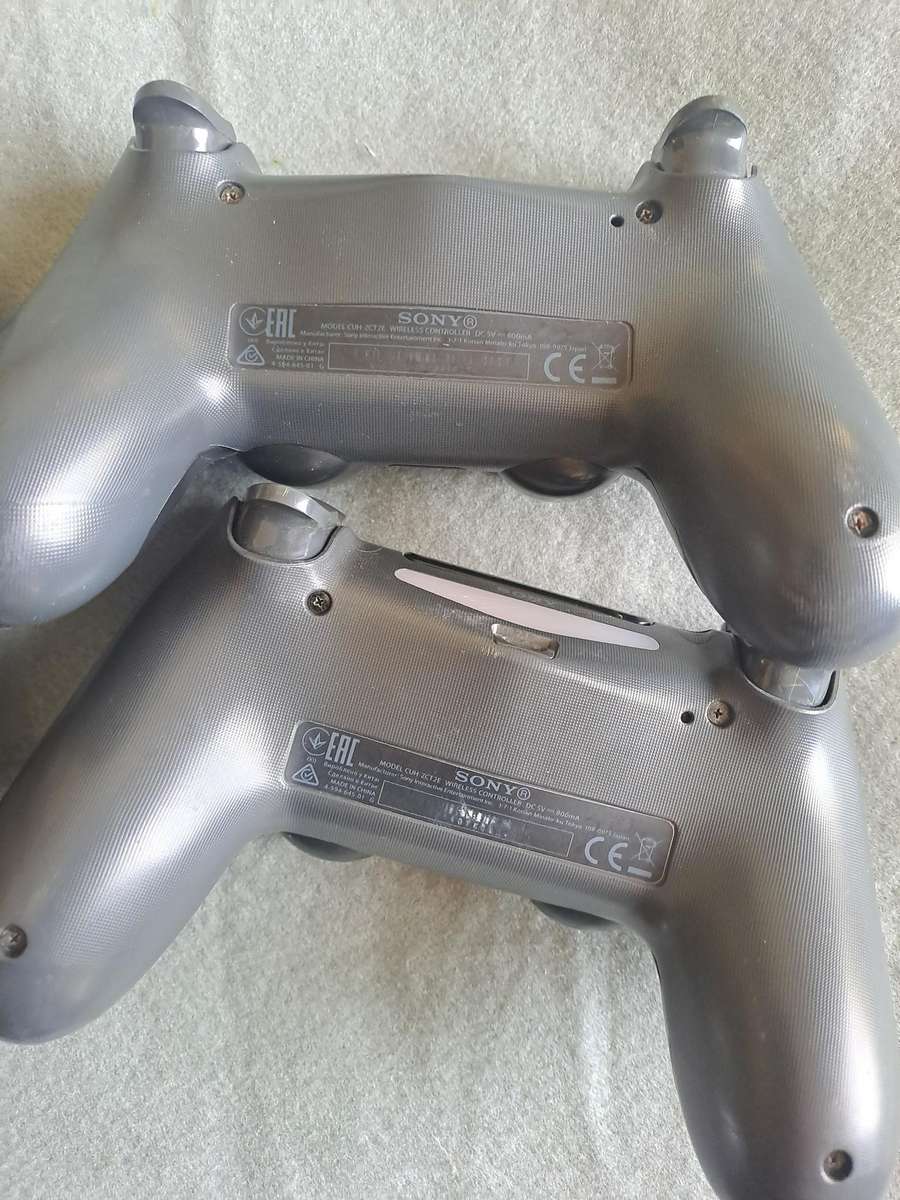 4x Sony Playstation 4 controllers.