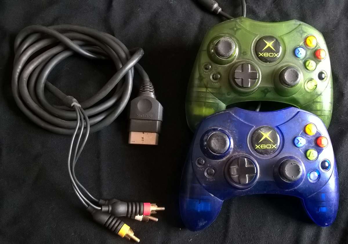 Original XBox controllers + video cable (Not tested).