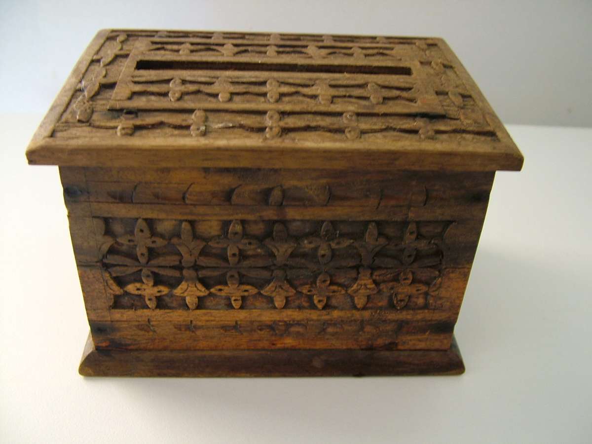 Vintage Cigarette wooden dispenser box, beautifully carved wood. Lovely condition.