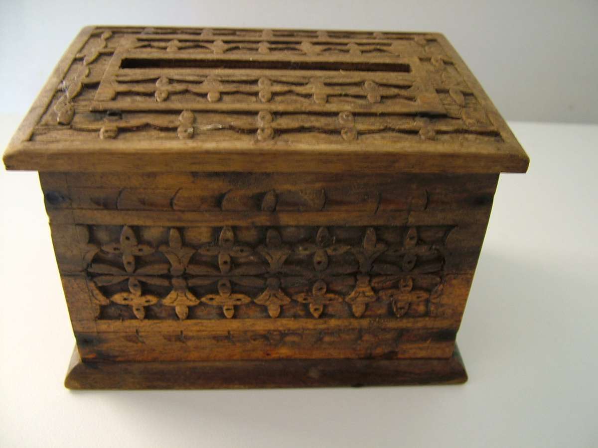 Vintage Cigarette wooden dispenser box, beautifully carved wood. Lovely condition.