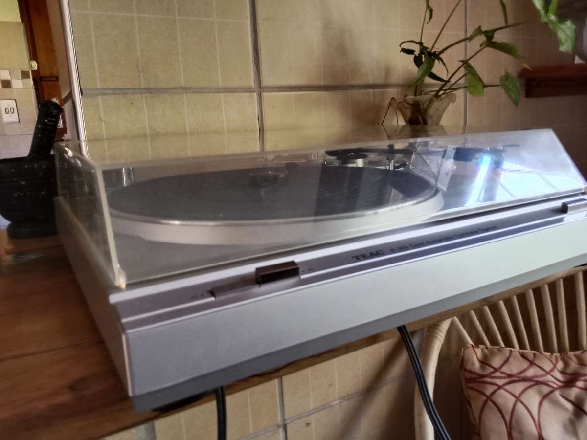Teac P-313 vintage turntable