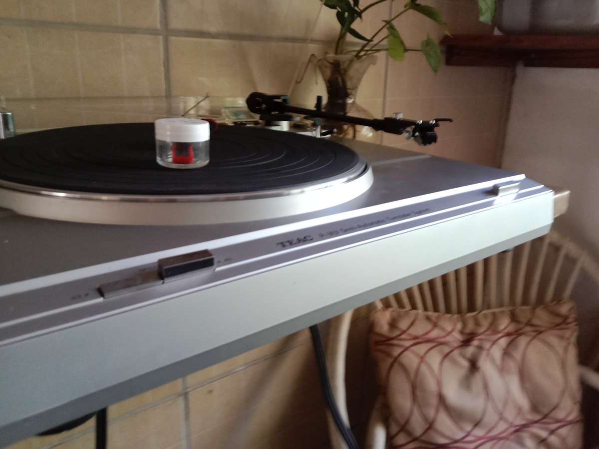 Teac P-313 vintage turntable