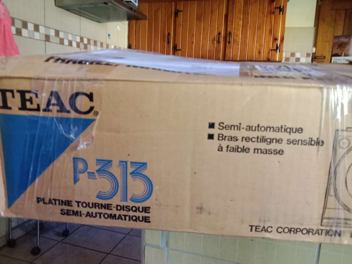 Teac P-313 vintage turntable