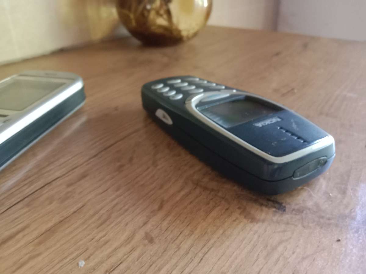 Old phones Nokia 3310 6670