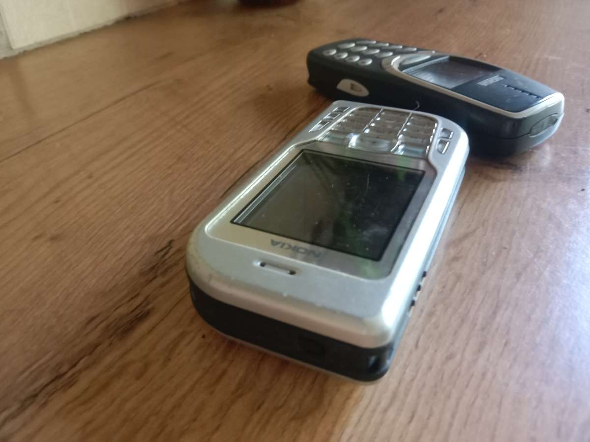 Old phones Nokia 3310 6670