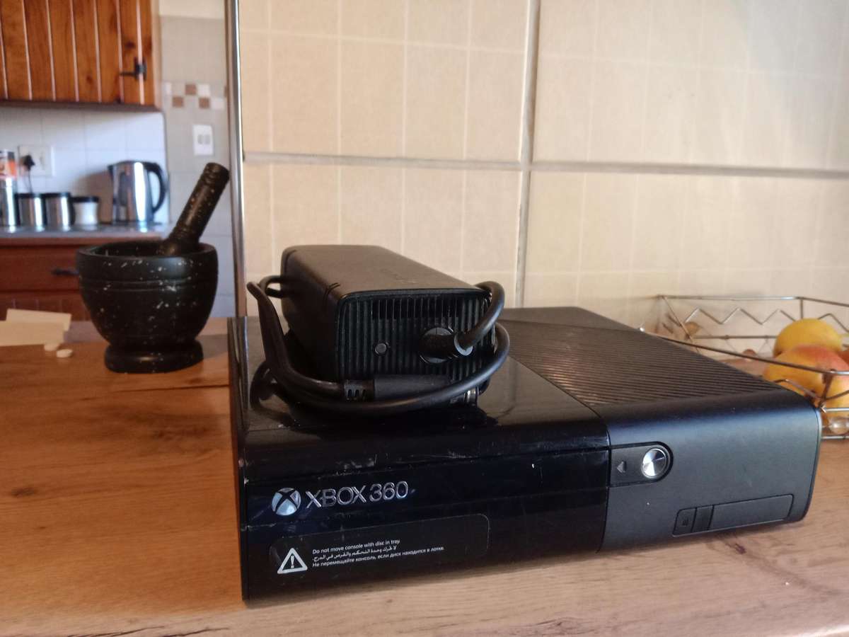 Xbox 360e 4gb * no controller*