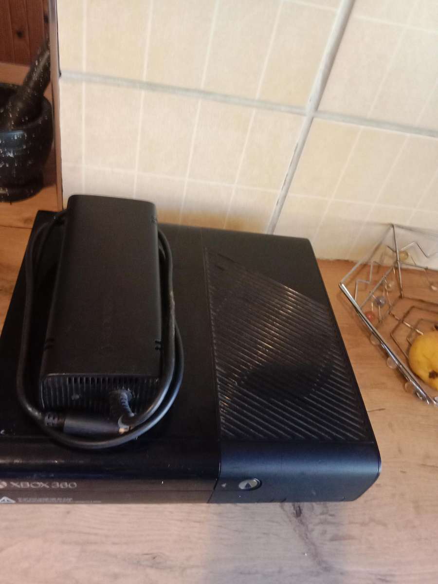 Xbox 360e 4gb * no controller*