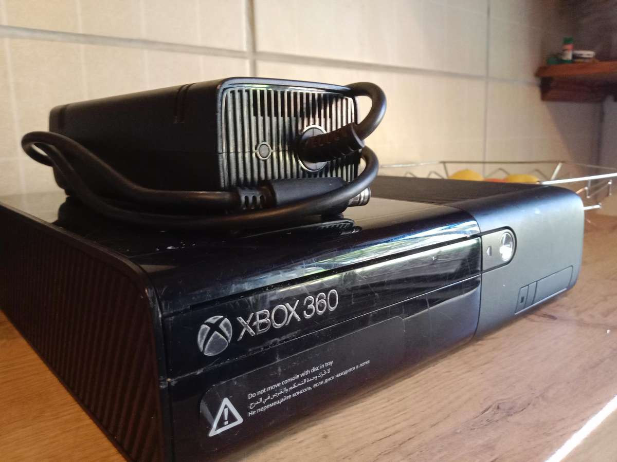 Xbox 360e 4gb * no controller*