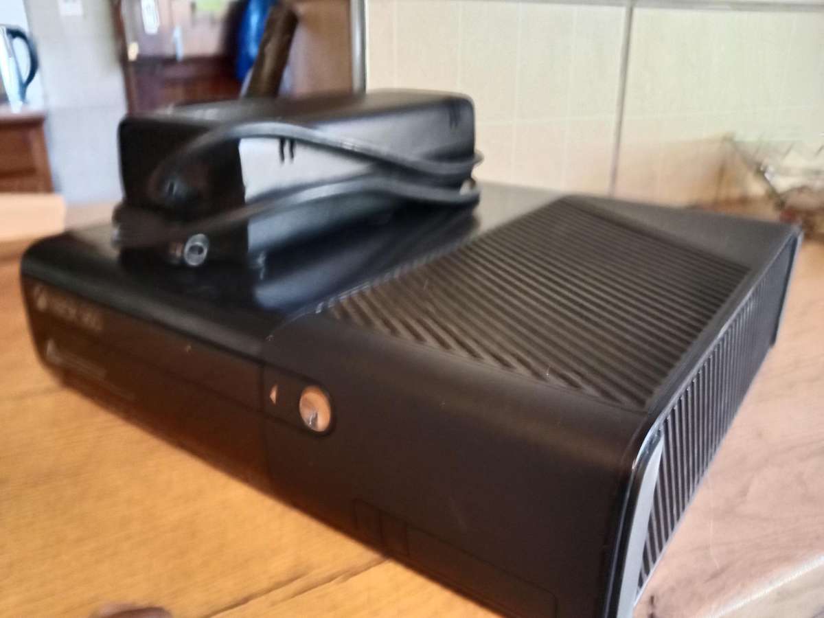 Xbox 360e 4gb * no controller*