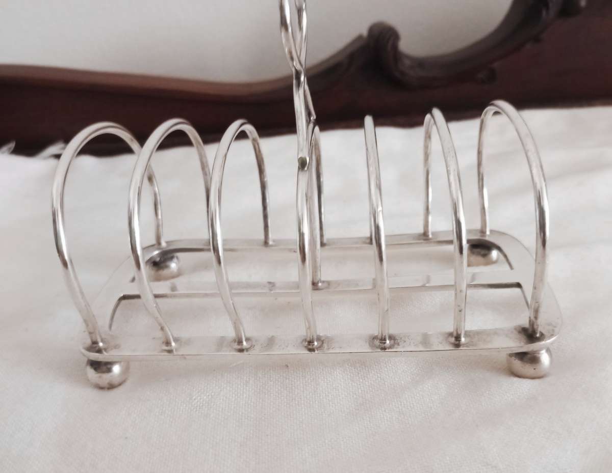 A fine sterling silver toast rack