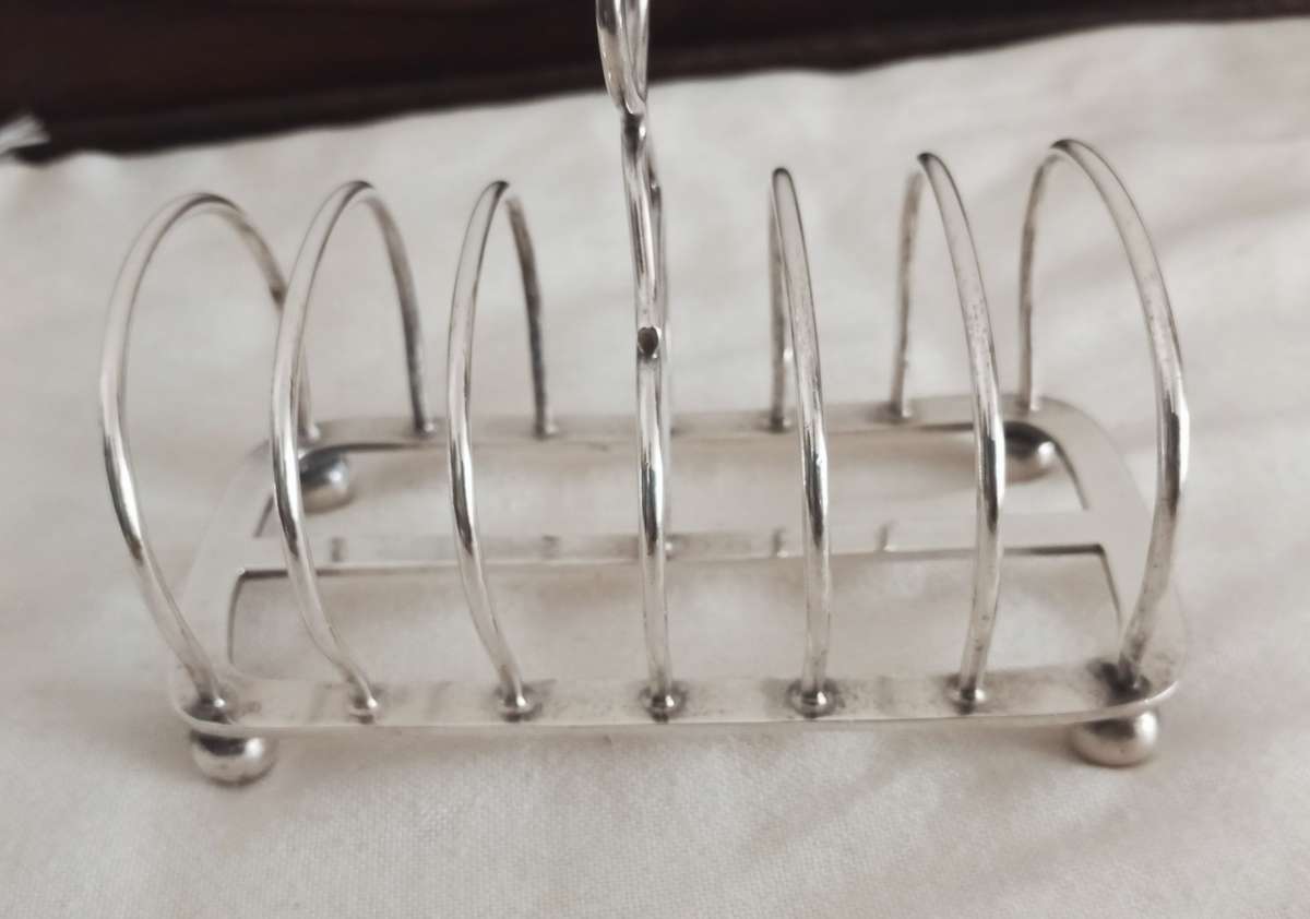 A fine sterling silver toast rack