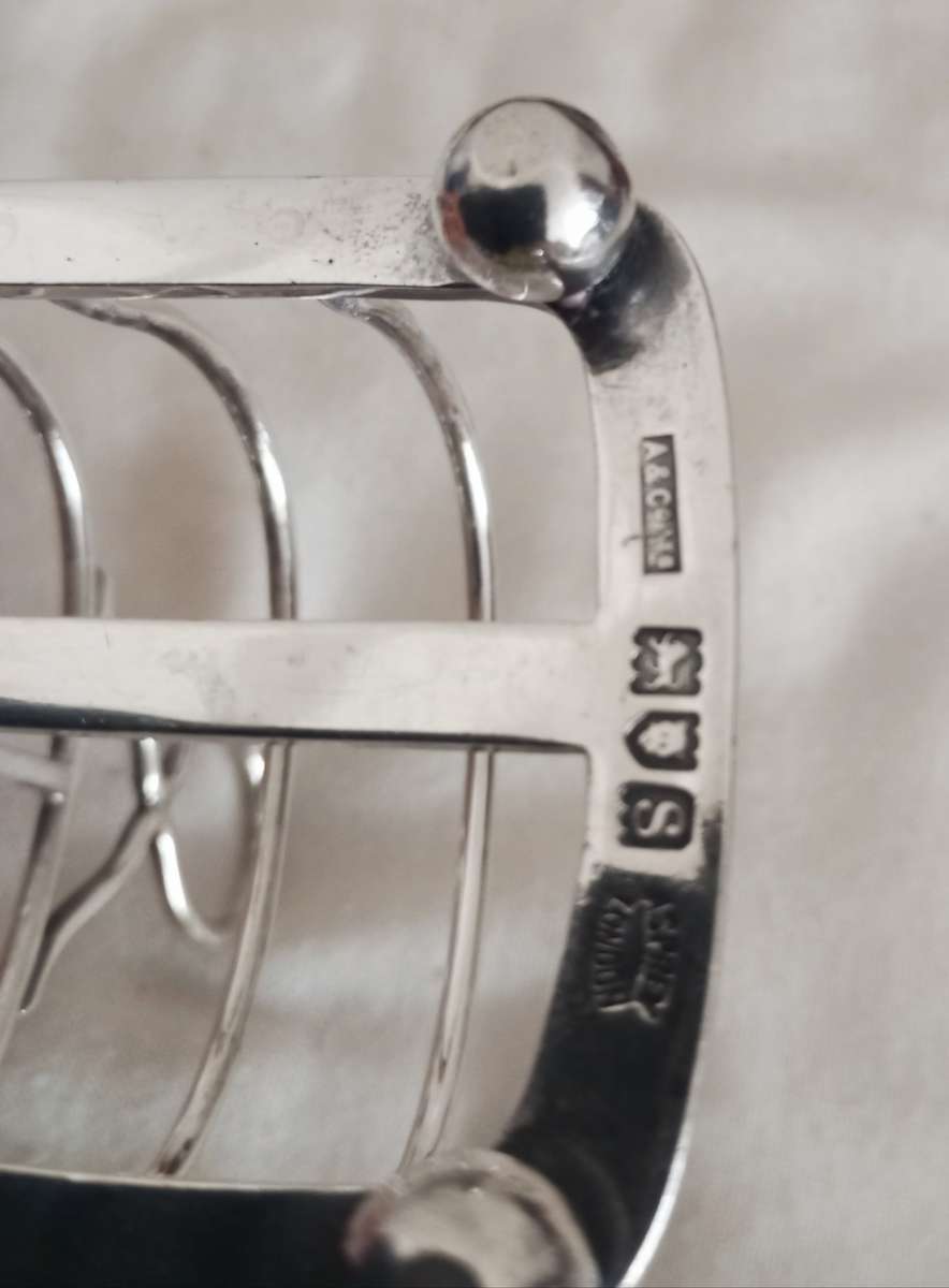 A fine sterling silver toast rack