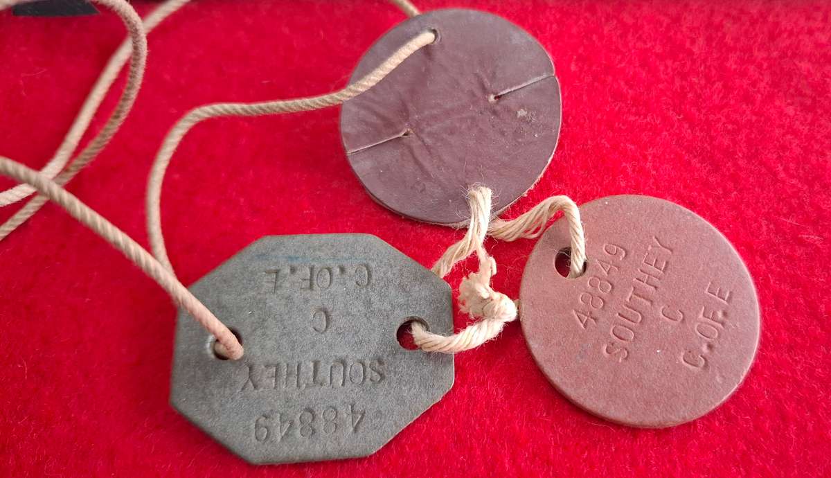 RHODESIAN ARMY  - WO2'S CERTIFICATE OF SERVICE + DOG TAGS  - READ BELOW    (8737)