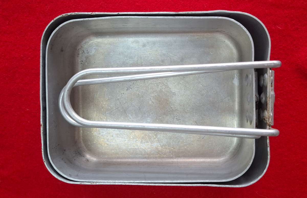 RHODESIAN ARMY - SET OF 2 MESS TINS       (8742)