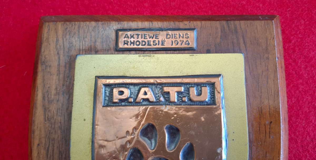 RHODESIA BSAP / SAP - PATU PLAQUE (POLICE ANTI- TERRORIST UNIT)  1974 - RARE      (8808)