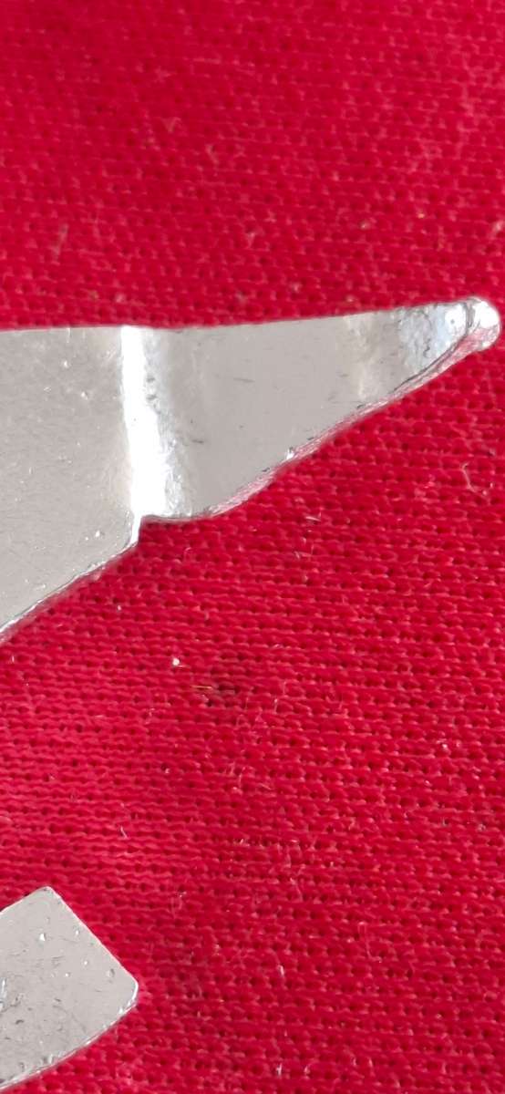 RHODESIA - SELOUS SCOUTS ANODISED BERET BADGE - MADE REUTELER - WING DAMAGED    (8911)