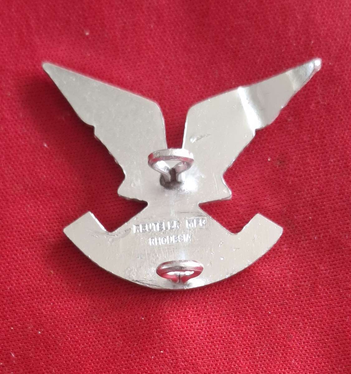 RHODESIA - SELOUS SCOUTS ANODISED BERET BADGE - MADE REUTELER - WING DAMAGED    (8911)