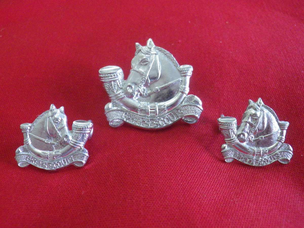 RHODESIA - GREY'S SCOUTS ANODISED BERET + FACING COLLAR BADGES - COLLARS VERY HARD TO FIND (368)