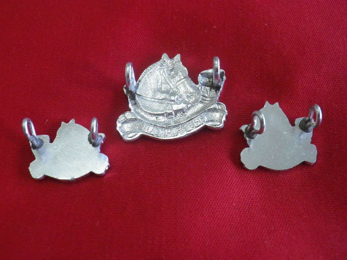 RHODESIA - GREY'S SCOUTS ANODISED BERET + FACING COLLAR BADGES - COLLARS VERY HARD TO FIND (368)