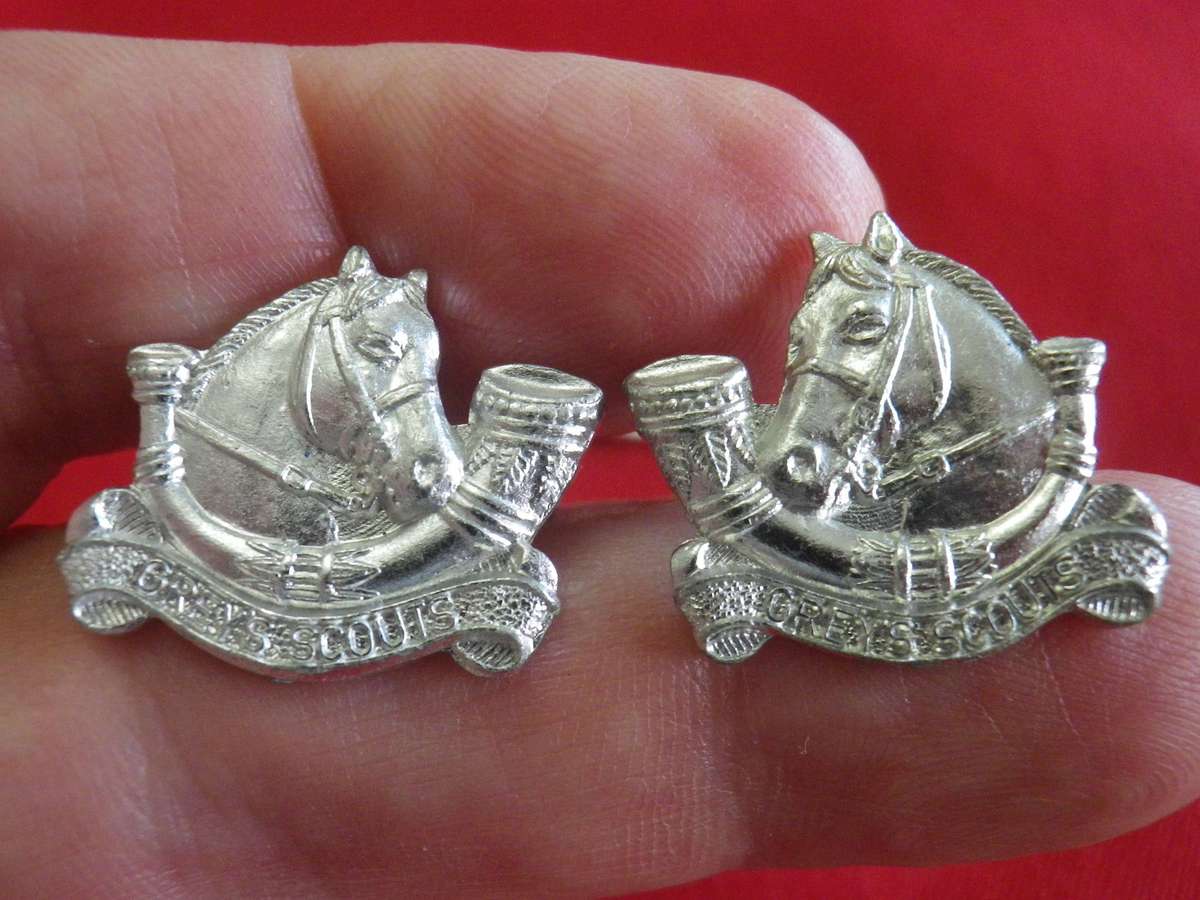 RHODESIA - GREY'S SCOUTS ANODISED BERET + FACING COLLAR BADGES - COLLARS VERY HARD TO FIND (368)