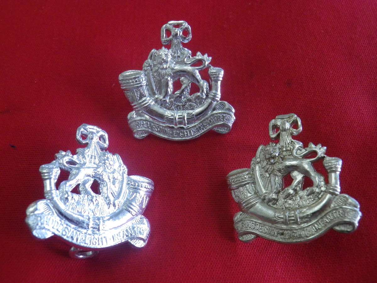 RHODESIA -RHODESIAN LIGHT INFANTRY -  SET ANODISED BERET + FACING COLLAR BADGES - (367)
