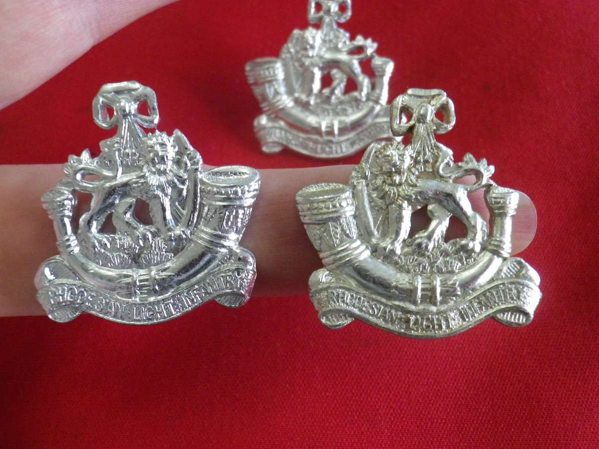 RHODESIA -RHODESIAN LIGHT INFANTRY -  SET ANODISED BERET + FACING COLLAR BADGES - (367)