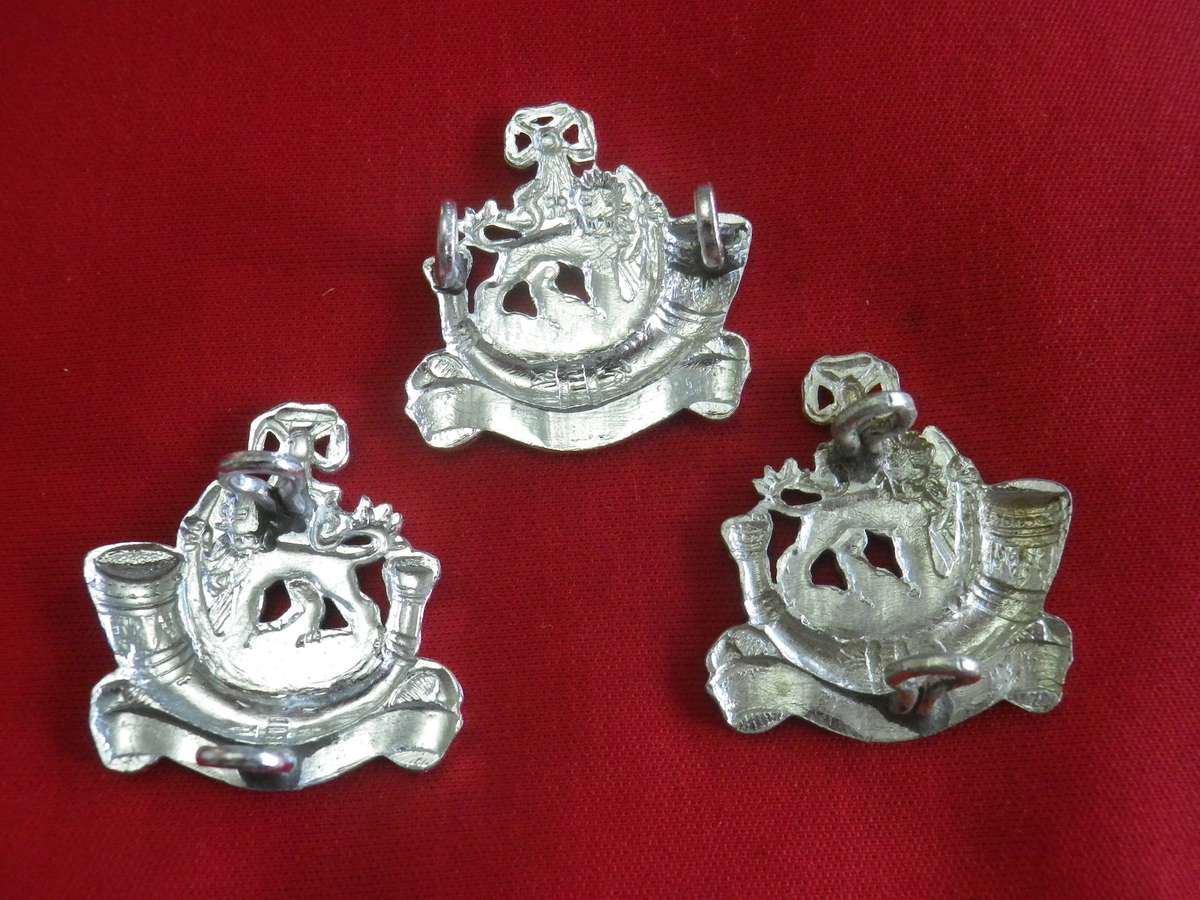 RHODESIA -RHODESIAN LIGHT INFANTRY -  SET ANODISED BERET + FACING COLLAR BADGES - (367)