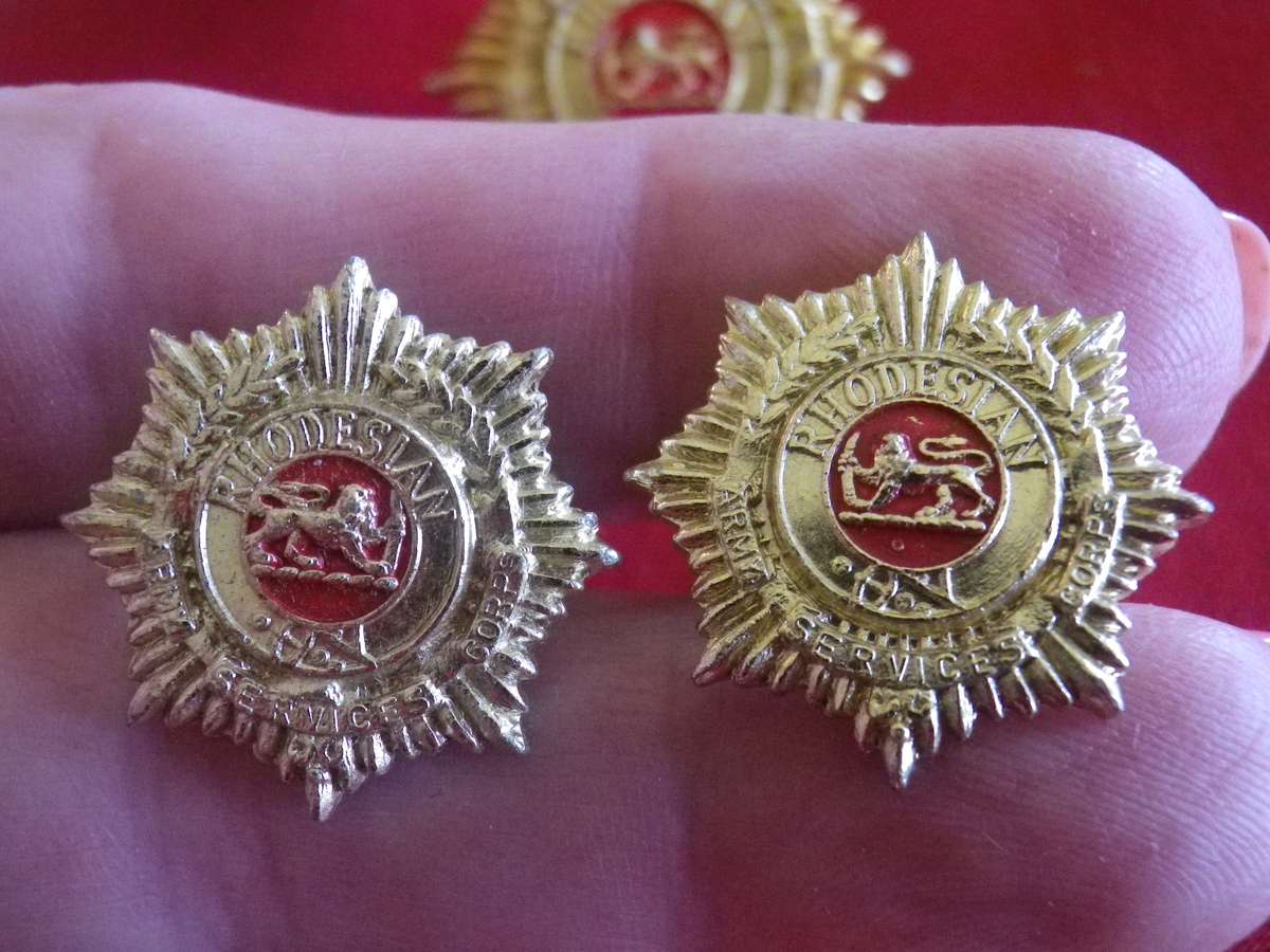 RHODESIAN ARMY SERVICES CORPS - ANODISED BERET + FACING PAIR COLLAR BADGES         (8719)