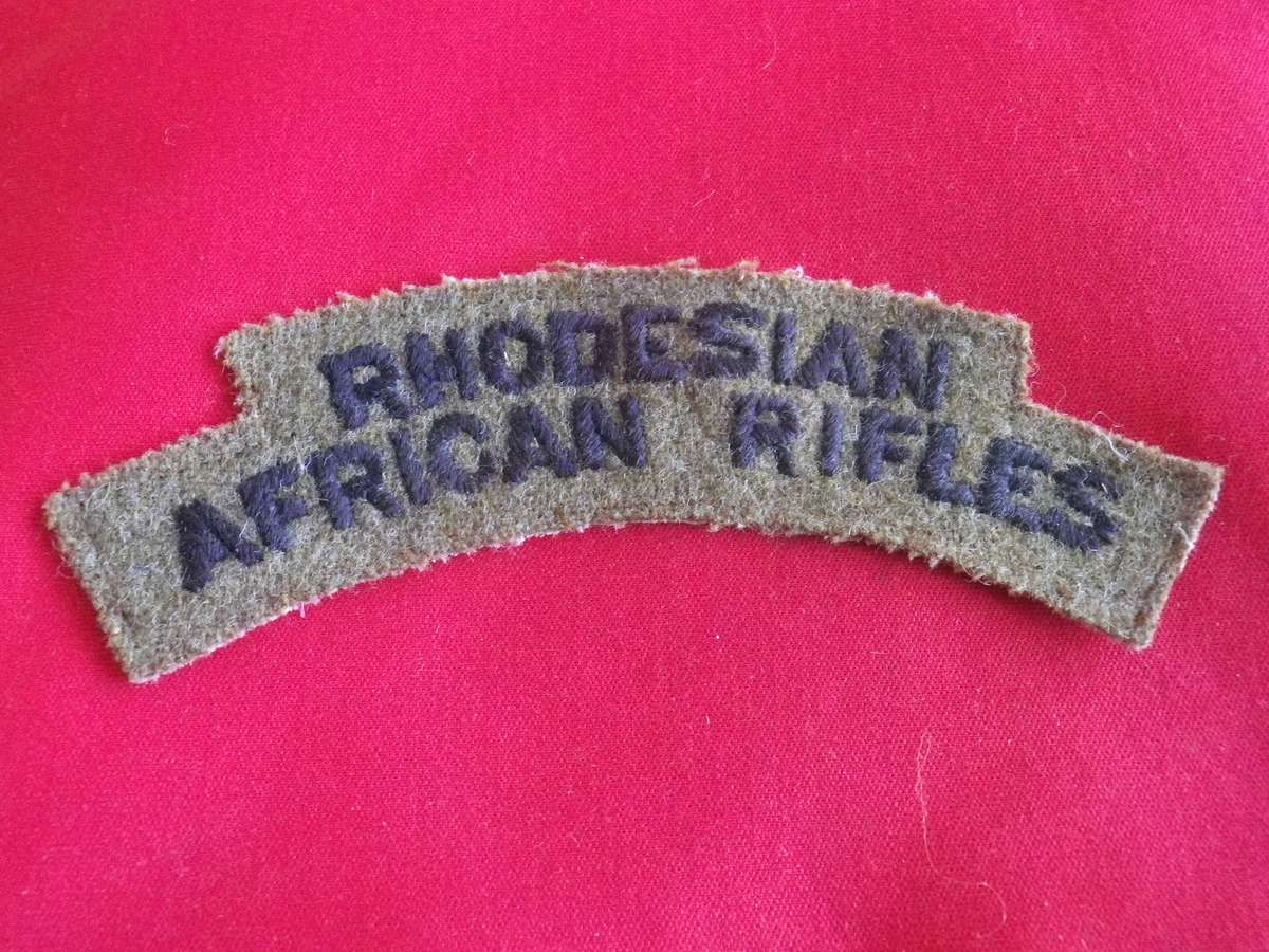 RHODESIAN AFRICAN RIFLES - EMBROIDERED SHOULDER TITLE - UNCOMMON      (8682)